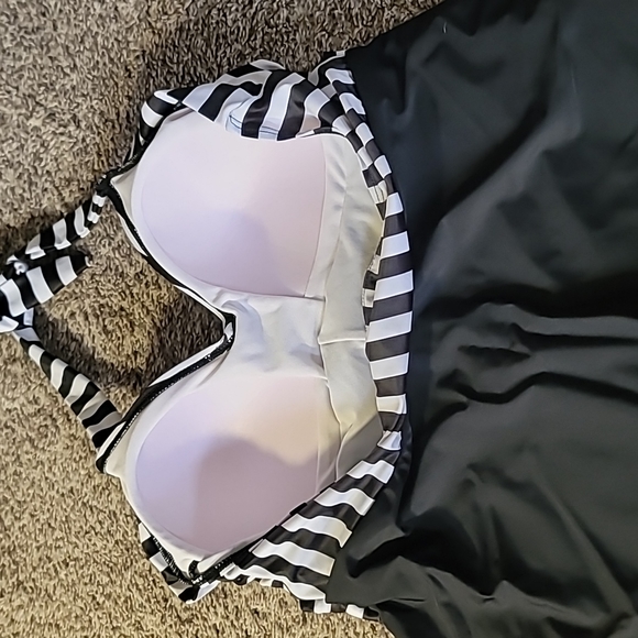 STUNNING NEW STRIPED SKIRT ONE PIECE BOY SHORT BATHING SUIT - Picture 5 of 9